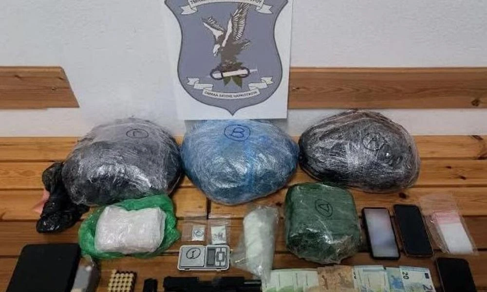 Χαλκιδική: Δύο νεαροί συνελήφθησαν με μεγάλη ποσότητα ναρκωτικών και όπλα